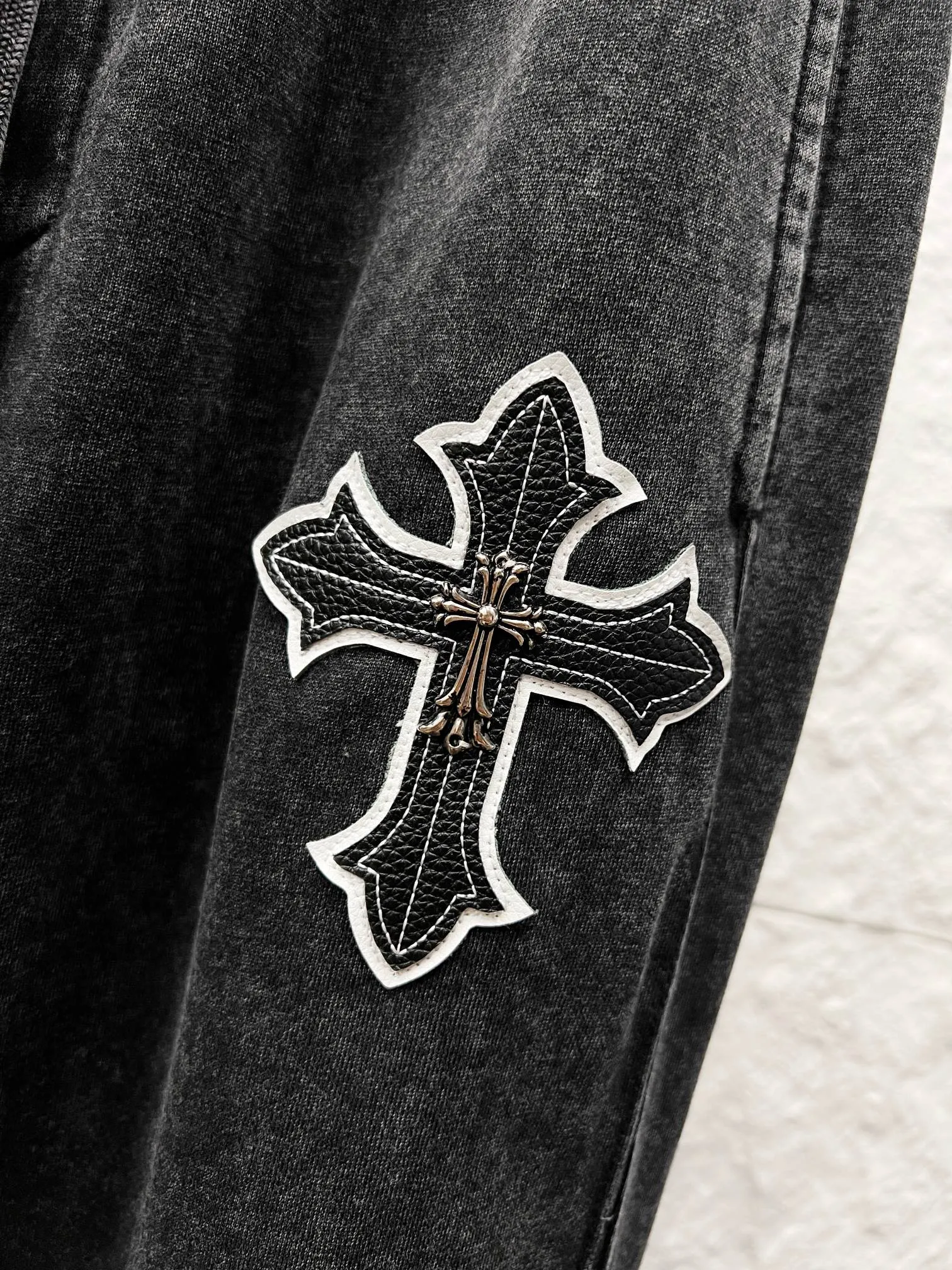 Chrome Hearts（ In Stock） ， ， ， Retro ， ， Classic 。Cemetery Cross + ：Top-Grain Cowhide （Genuine Leather ） ： ： （4 ） ： 。 Genuine Leather ；Black Khaki Dark Gray Sizes；S-2XL （ ） （ ）
